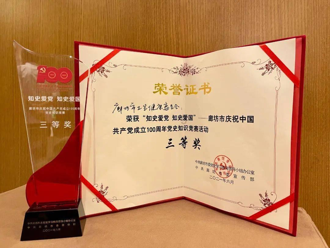 碰到一只流浪狗 看了它一眼之后 就像着了魔似的跟着我